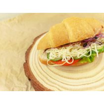 Szalámis-sajtos mini croissant szendvics