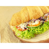 Szalámis sajtos croissant szendvics